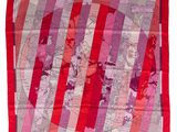 foulard en soie rose et rouge orné d'une carte du monde