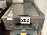 une image représentant un tapis roulant sur lequel est posée une plaque d'immatriculation