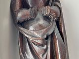 une statue de femme tenant un bébé dans ses bras