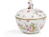 une image représentant un bol en porcelaine sur lequel est posée une figurine