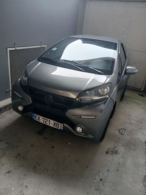 une petite voiture argentée garée dans un garage
