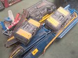 un tas d'outils posés par terre dans un garage