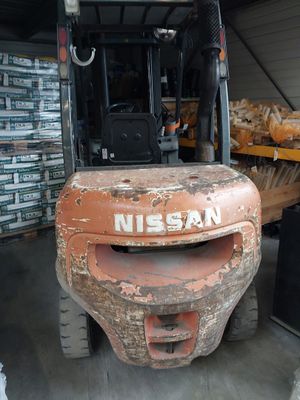 une photo d'un chariot élévateur dans un entrepôt