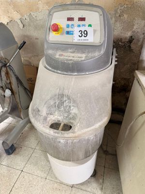 des toilettes sales dans une salle de bains sale, avec un siège de WC sale