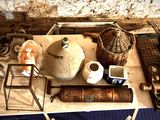 une table sur laquelle se trouvent divers objets, notamment un ours en peluche et d'autres objets