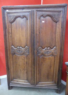 image d'une armoire en bois dans une pièce