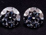 une paire de diamants taille ronde sur un fond noir