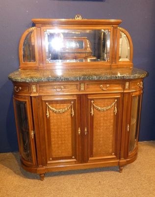 une armoire en bois surmontée d'un miroir