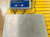 an image of a scale on a pallet in a warehouse