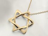 une photo d'un collier en or orné d'une étoile de David