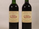 deux bouteilles de vin rouge posées l'une à côté de l'autre sur une table