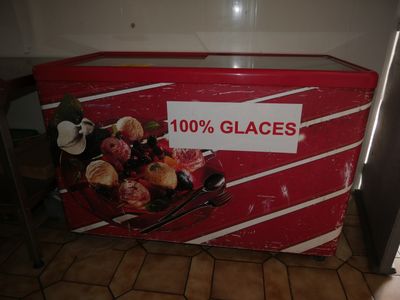 une boîte rouge sur laquelle figure l'image d'une assiette de fruits