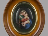 tableau représentant une femme tenant un enfant dans ses bras, dans un cadre en bois