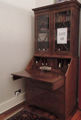 un petit bureau avec une étagère dans le coin de la pièce