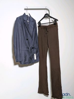 un costume et un pantalon suspendus à un cintre