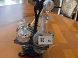 un vase en verre orné d'une horloge, posé sur une table