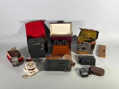 Lot comprenant : un boitier BROWNIE camera model B, appareil photograp
