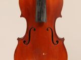 un vieux violon avec un archet accroché à son dos