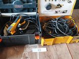 une image représentant une boîte à outils contenant des outils, posée sur un plancher en bois