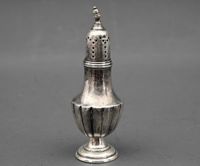 Petite saupoudreuse en argent anglais.