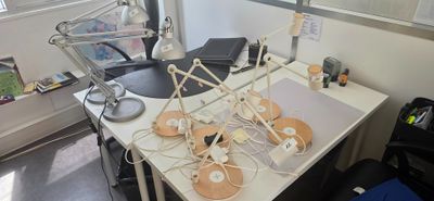une photo d'un bureau sur lequel sont posés de nombreux appareils électroniques