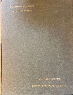 un vieux livre posé sur une table en bois