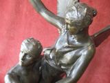 une statue représentant une femme tenant un enfant sur ses genoux