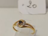 un gros plan d'une bague en or sertie d'un diamant noir et blanc