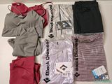 beaucoup de vêtements qui traînent sur une table