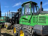 un tracteur vert garé dans un champ
