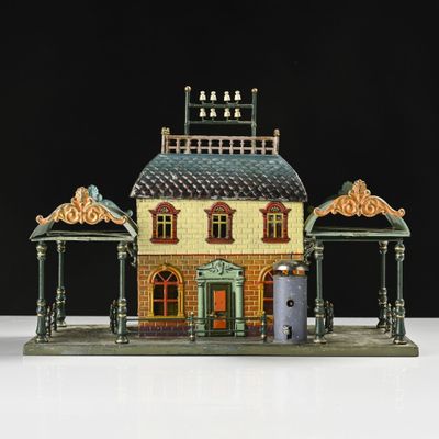 une figurine représentant une maison posée sur une table