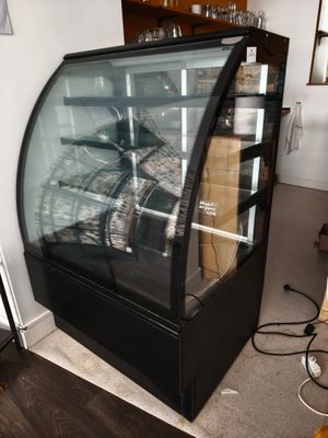 une vitrine en verre contenant un vélo
