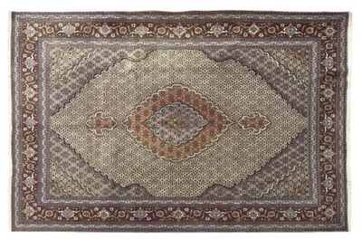 IRAN Tabriz Tapis en laine et soie très finement nouées à la…