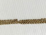 une chaîne en or à laquelle est accrochée une médaille