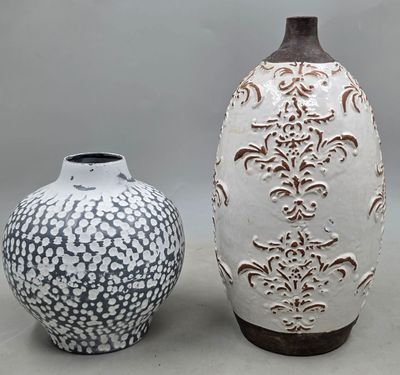 deux vases posés l'un à côté de l'autre sur une table