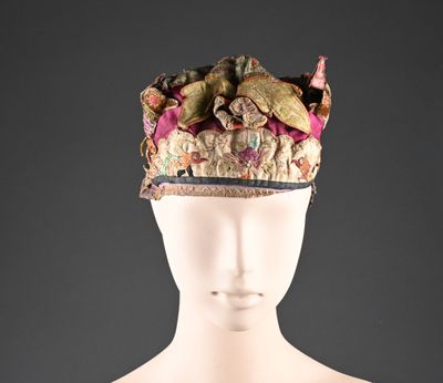 an image of a mannequin head with a hat on it ' s head
