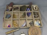 une boîte contenant divers objets, parmi lesquels une montre de poche, une montre de poche, une montre de poche, une montre de poche et une montre de poche