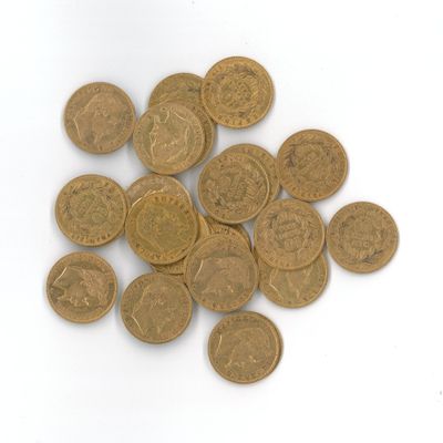 une pile de vieilles pièces de monnaie sur une surface blanche