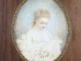 portrait d'une femme en robe blanche tenant un bouquet de fleurs