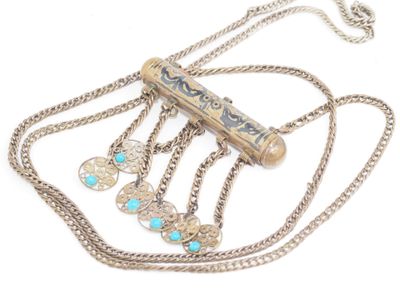 une photo d'un collier en argent orné de pierres turquoise sur une chaîne