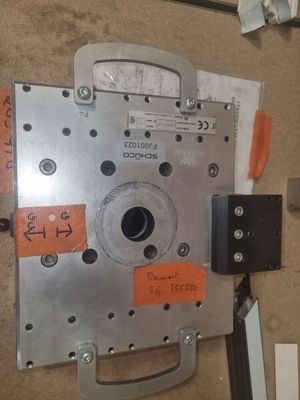 une photo d'un objet métallique auquel est attaché un morceau de papier