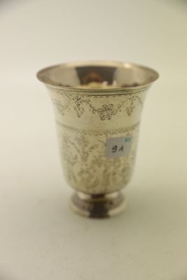 une coupe en argent posée sur une table