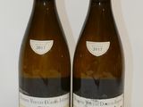 deux bouteilles de vin posées l'une à côté de l'autre sur une table