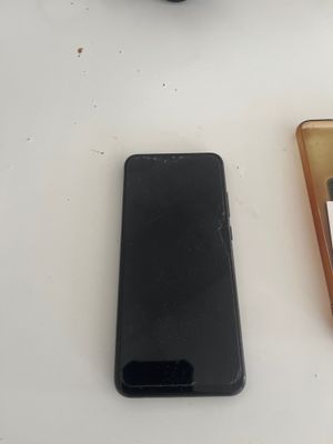 deux téléphones portables posés l'un à côté de l'autre sur une table