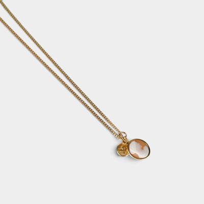 un collier plaqué or avec un pendentif en pierre rose monté sur une chaîne en or