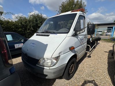une camionnette blanche garée dans un parking