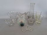 beaucoup d'objets en verre qui se trouvent sur la table