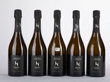 six bouteilles de vin sont alignées dans une rangée