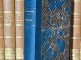 un livre posé sur une étagère, devant une pile de livres