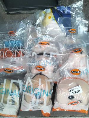 beaucoup de peluches emballées dans des sacs en plastique